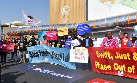 Activistas de la sociedad civil protestan contra la explotación de petróleo y gas en África.